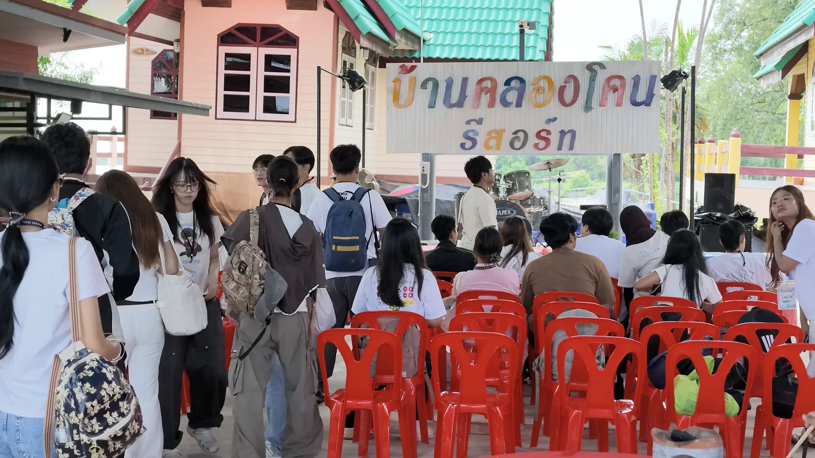 ลานกิจกรรมกลางแจ้งและเวทีสันทนาการ