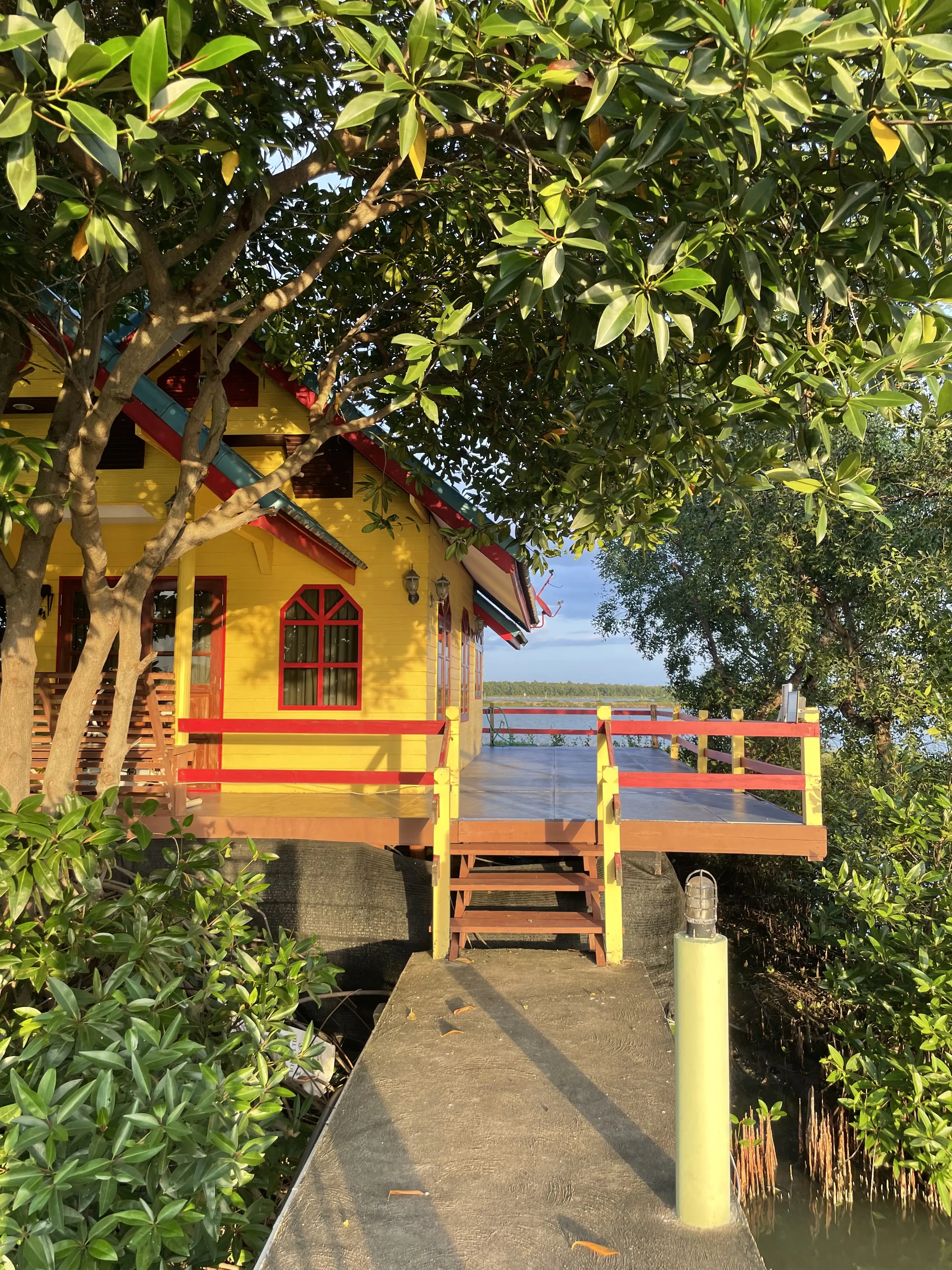 บรรยากาศห้องพักบ้านคลองโคนรีสอร์ท กว้างขวางและมี Wi-Fi ฟรี