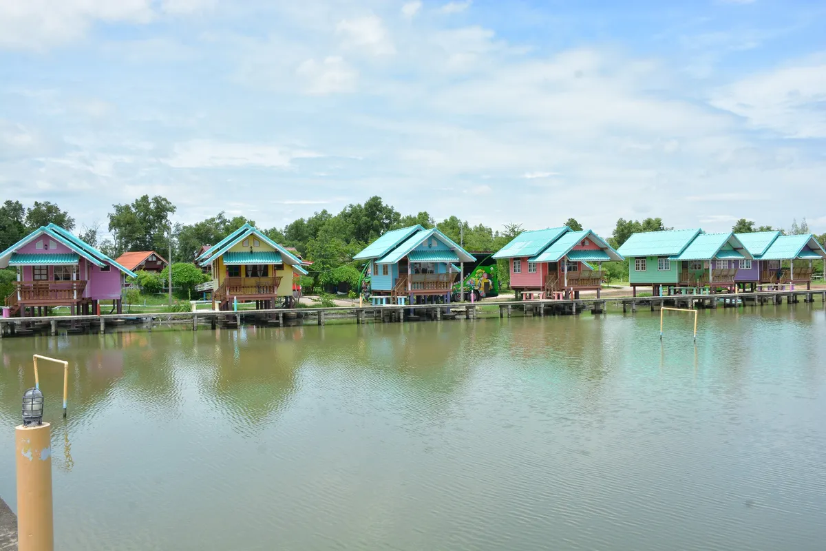 บรรยากาศด้านหน้าบ้านพัก บ้านคลองโคนรีสอร์ท เหมาะสำหรับหมู่คณะและครอบครัว