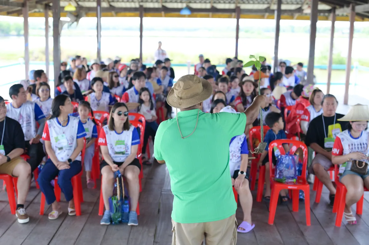 บรรยากาศหอประชุมกลางทะเลสาบ บ้านคลองโคนรีสอร์ท รองรับประชุม สัมมนา และงานกลุ่ม