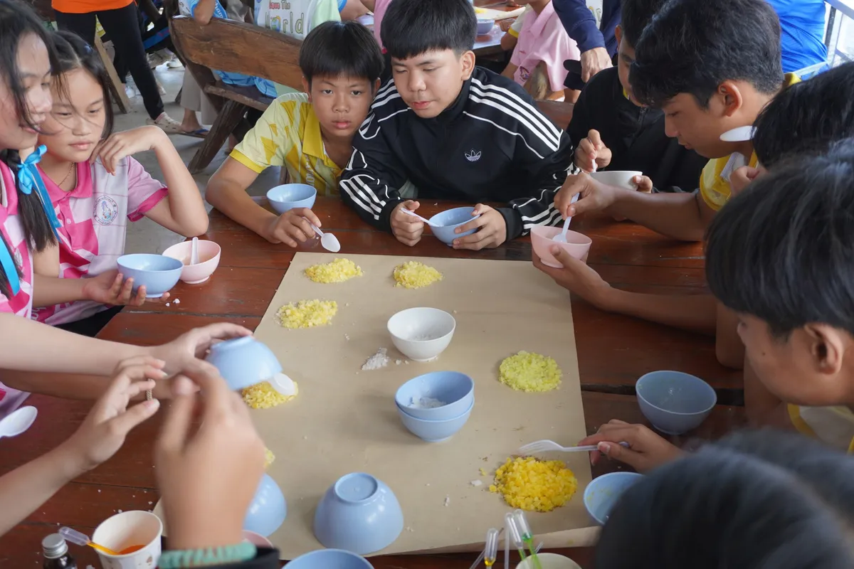 เด็กๆ เรียนรู้วิธีทำเกลือหอมเมืองสมุทรในเวิร์กช็อป บ้านคลองโคนรีสอร์ท