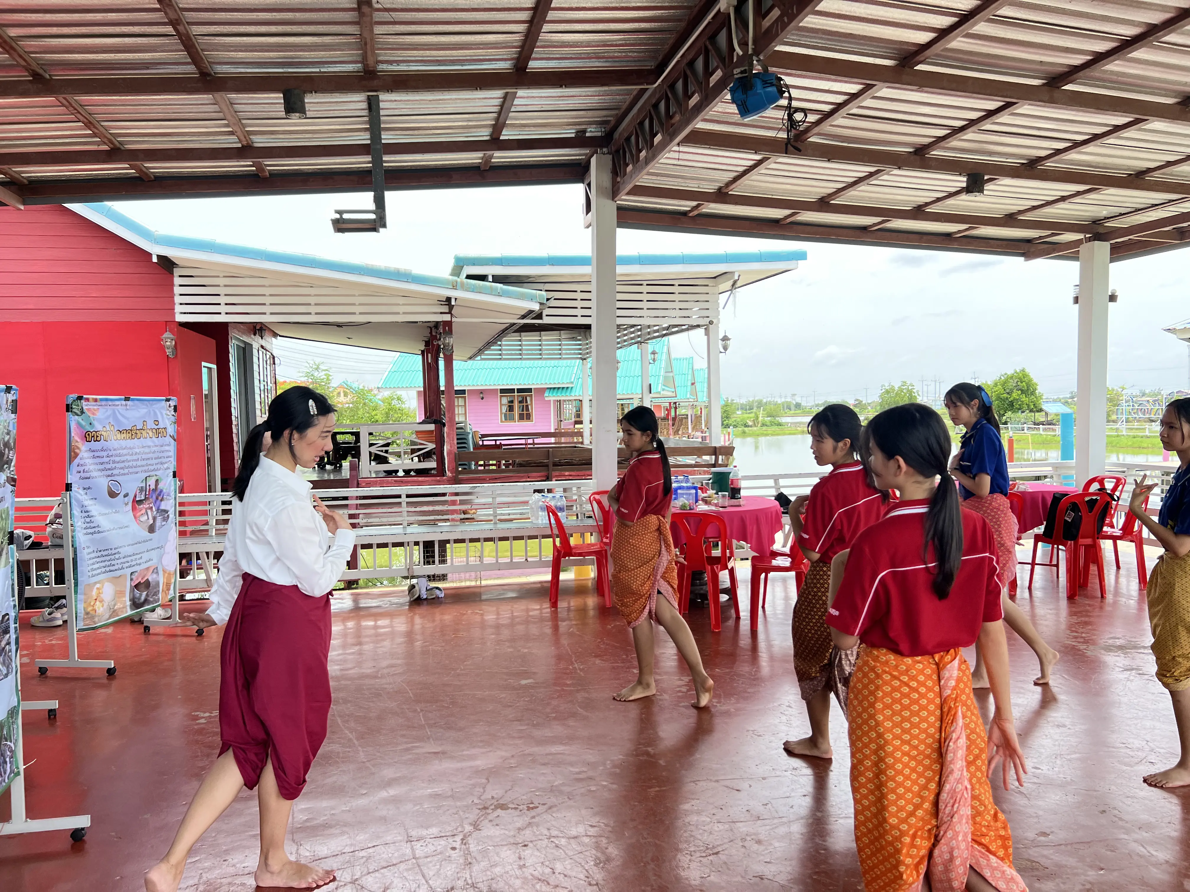 ครูนาฏศิลป์สอนรำไทยหัวใจสีเขียว บ้านคลองโคนรีสอร์ท สมุทรสงคราม