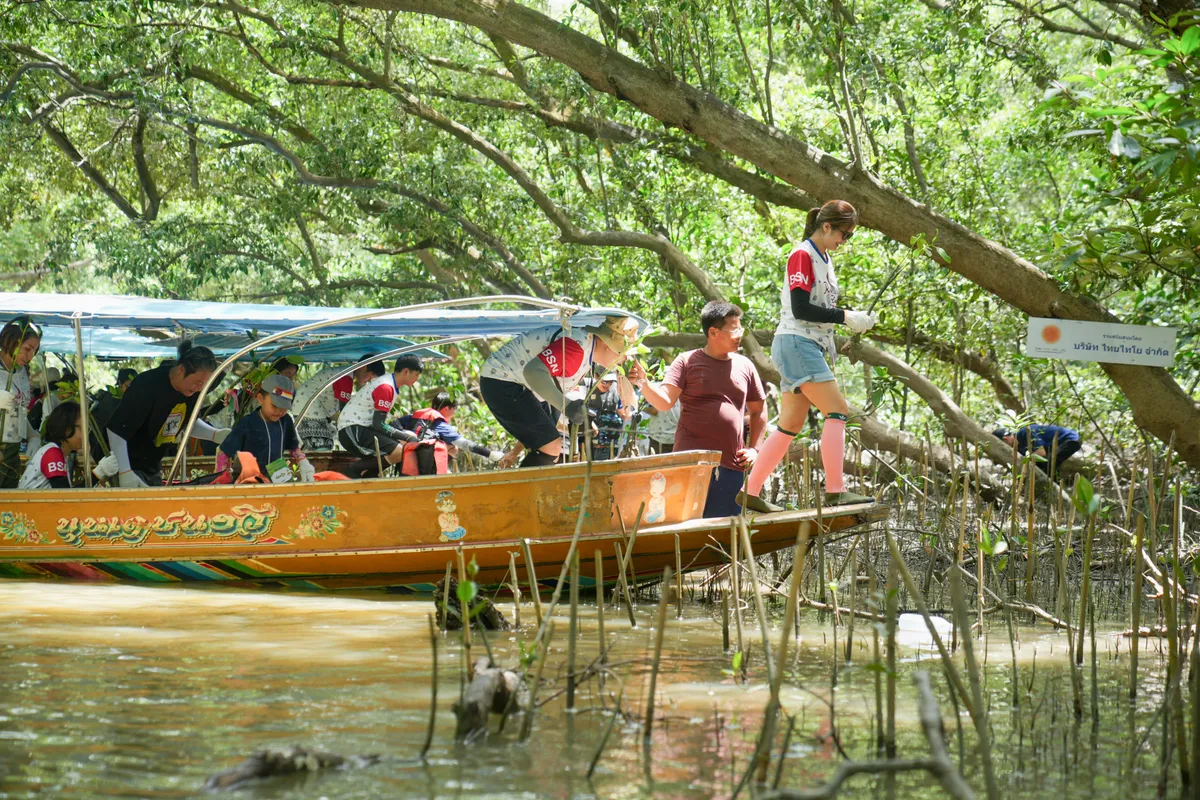 เตรียมลงเรือเพื่อปลูกป่าชายเลน บ้านคลองโคนรีสอร์ท