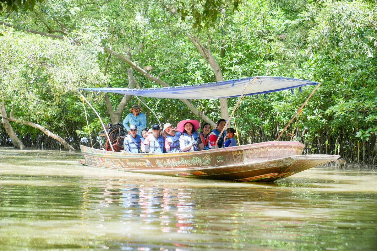 ล่องเรือชมธรรมชาติและเรียนรู้ระบบนิเวศป่าชายเลน บ้านคลองโคนรีสอร์ท
