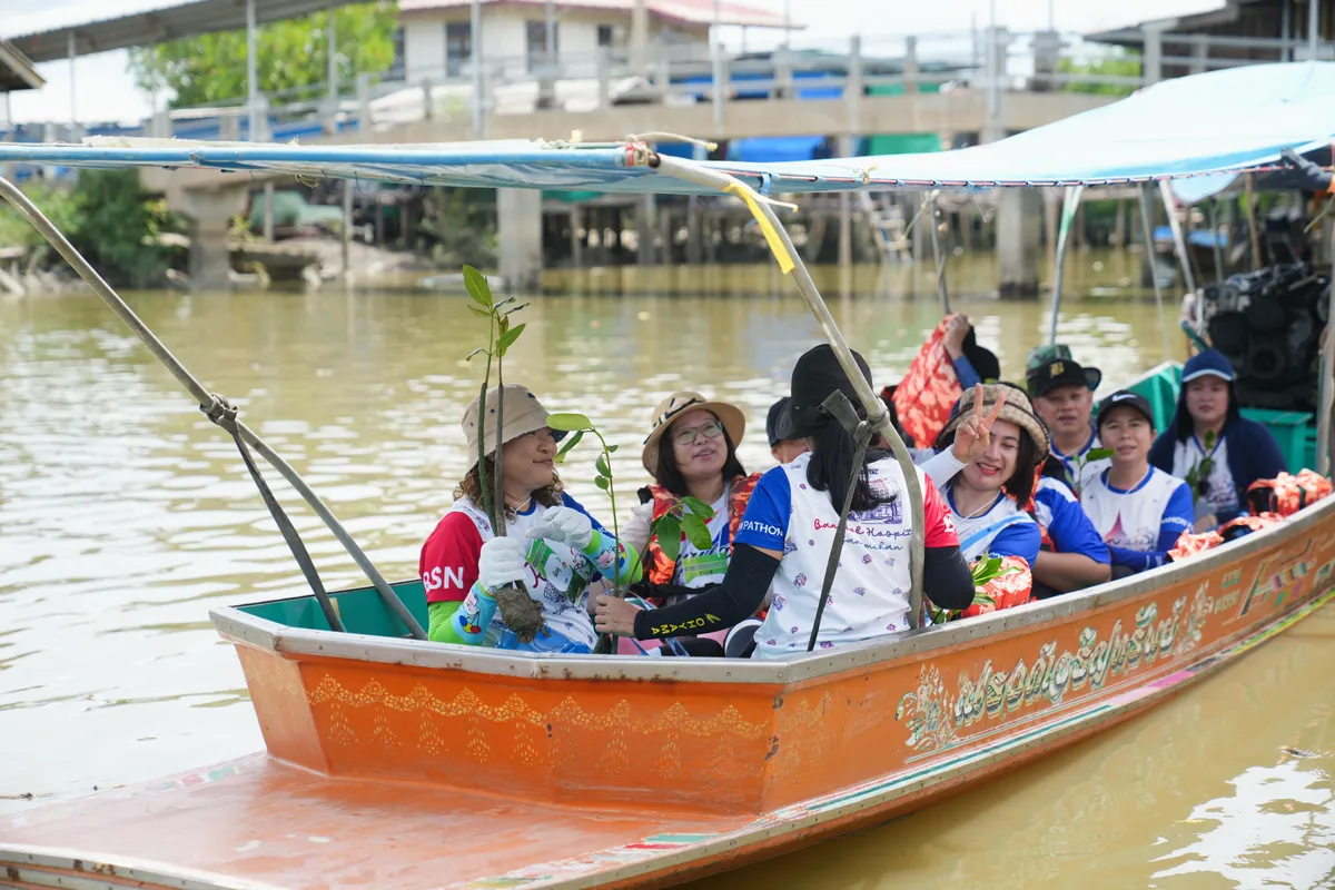 กิจกรรมล่องเรือปลูกป่าชายเลนเชิงอนุรักษ์กับกลุ่มทัศนศึกษา