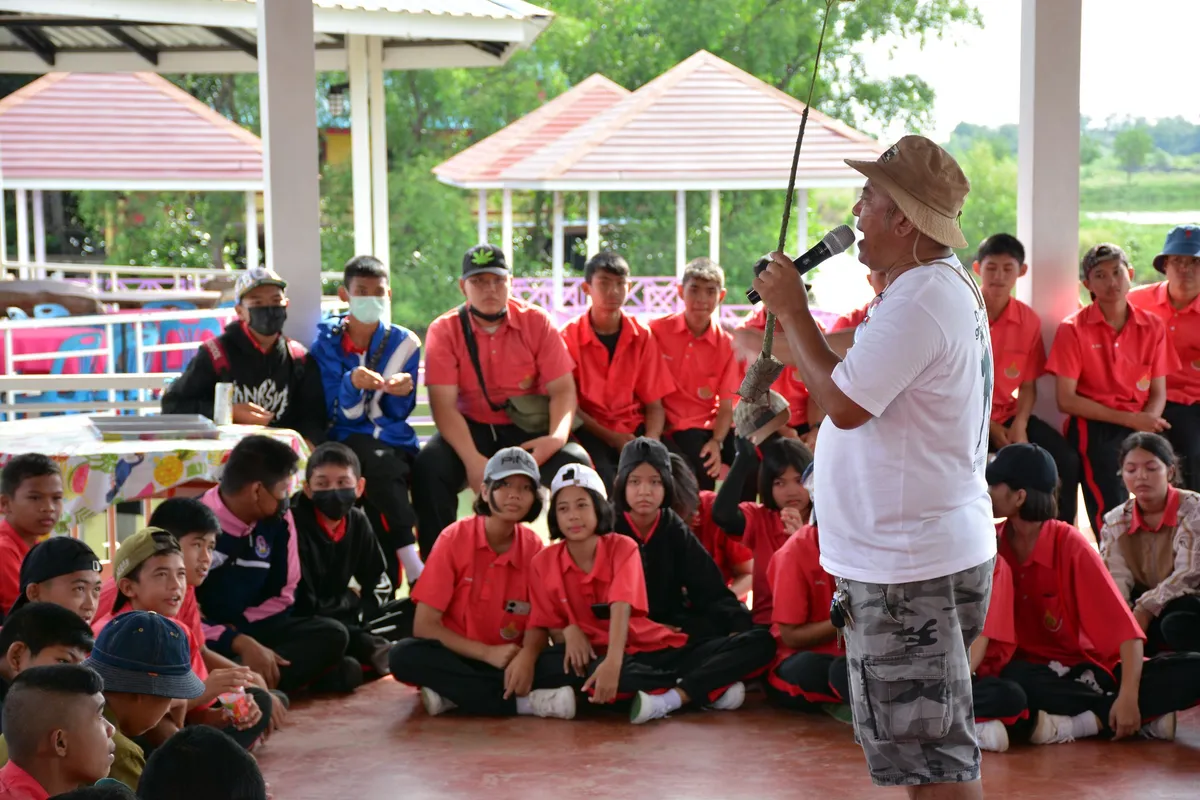 วิทยากรให้ความรู้ระบบนิเวศป่าชายเลน บ้านคลองโคนรีสอร์ท สำหรับกลุ่มคณะและทัศนศึกษา